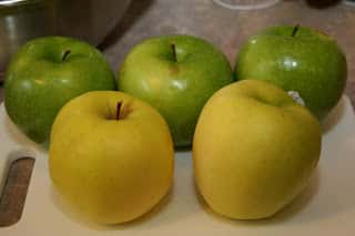 Granny Smith and Golden Delicious apples