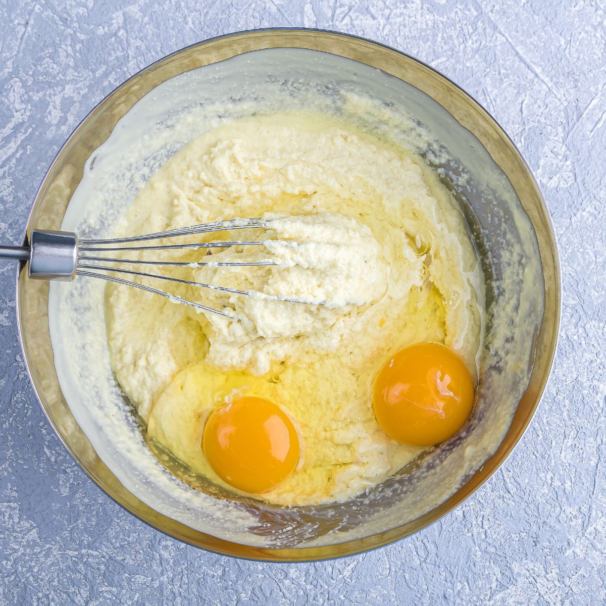 adding pudding to cake mix
